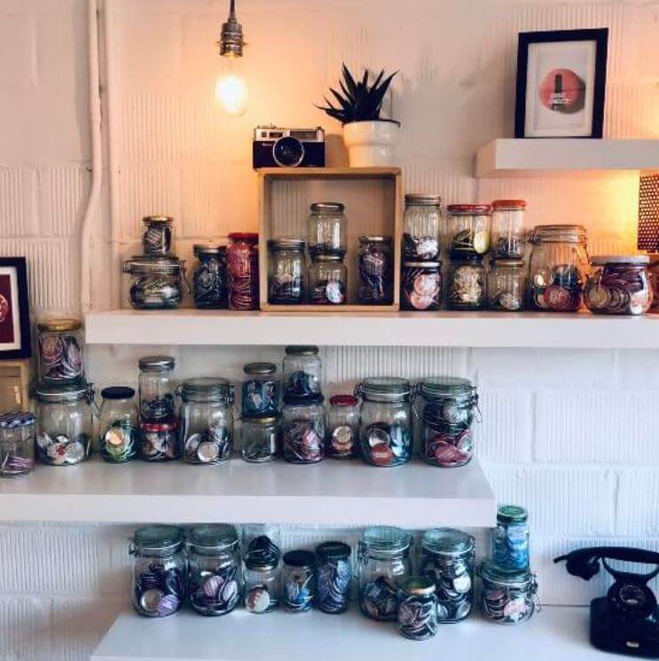 Le coin de rangement des badges de LILO avec ses pots à badges